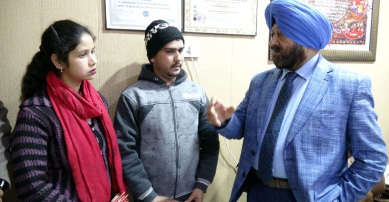 ਪਟਿਆਲਾ ਤੋਂ ਦੁਬਈ ਵਿਚ ਫਸੇ ਹੋਏ ਨੌਜਵਾਨ ਨੀਤੀਸ਼ ਦੇ ਪਰਿਵਾਰਿਕ ਮੈਂਬਰ ਡਾ ਐੱਸ ਪੀ ਸਿੰਘ ਓਬਰਾਏ ਨੂੰ ਮਿਲਣ ਪੁੱਜੇ