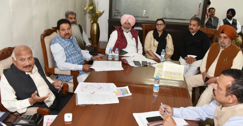 Punjab govt shut down local kisan mandis , museums ; rehriwalas allowed to sell in the streets