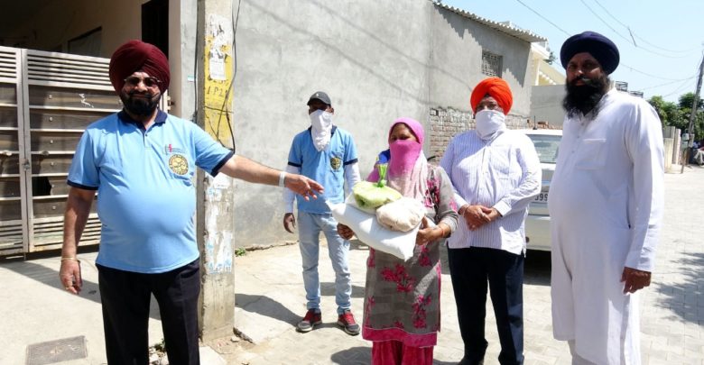 ਸਰਬੱਤ ਦਾ ਭੱਲਾ ਚੈਰੀਟੇਬਲ ਟ੍ਰਸ੍ਟ ਵਲੋਂ ਗਰੀਬ ਅਤੇ ਦਿਹਾੜੀਦਾਰ ਲੋਕਾਂ ਦੇ ਲਈ ਰਾਸ਼ਨ ਦੀ ਵੰਡ