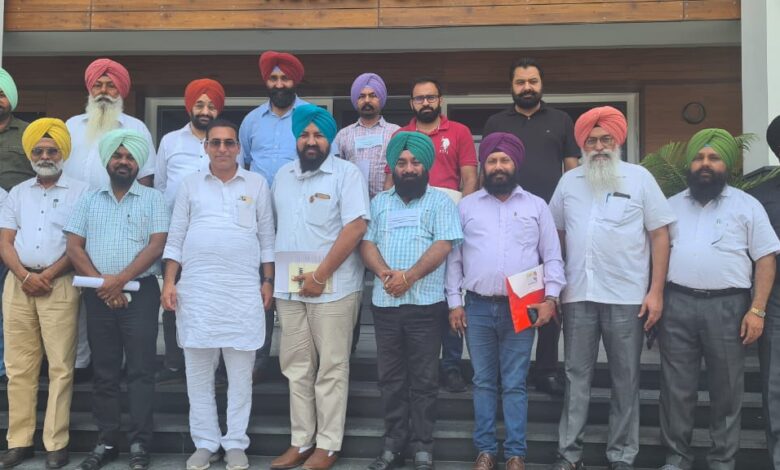 ਰੈਵੀਨਿਊ ਆਫਿਸਰਜ਼ ,ਕਾਨੂੰਗੋ, ਪਟਵਾਰ ਯੂਨੀਅਨ ਤਿੰਨੋਂ ਜਥੇਬੰਦੀਆਂ 6ਵੇਂ ਤਨਖਾਹ ਕਮਿਸ਼ਨ ਰੱਦ ਕਰਦੀਆਂ ਹਨ