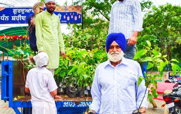 ਵਾਤਾਵਰਣ ਸੰਭਾਲ ਲਈ ਕੈਨੇਡਾ ਵਾਸੀ ਜਗਮੋਹਨ ਸਿੰਘ ਸੇਖੋਂ ਨੇ ਦਾਖਾ ਤੇ ਆਲ ਦੁਆਲੇ ਪਿੰਡਾਂ ਲਈ ਅੰਬ, ਜਾਮਨੂੰ ਤੇ ਨਿੰਮ ਦੇ ਬੂਟੇ ਵੰਡੇ